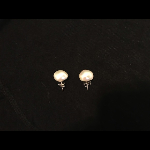 9mm freashwater pearl stud earrings - Picture 3 of 3